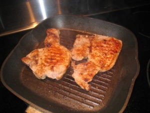 Food Travelist Pork Chops With Apples And Onions Grill Pan