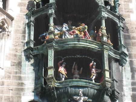 Food Travelist Marienplatz Glockenspiel Two Levels of Life-Sized Figures