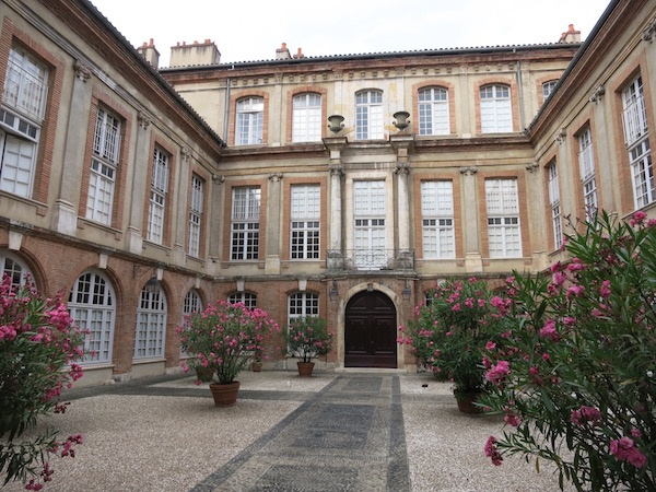 courtyards-in-tolouse-france