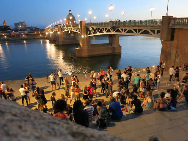 Evening dancing on the banks of the Toulouse River in France