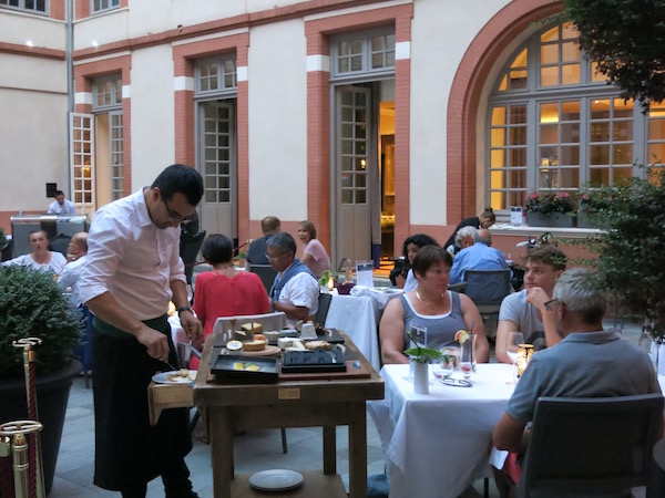 outdoor-dining-at-hotel-la-cour-des-consul-in-tolouse-france