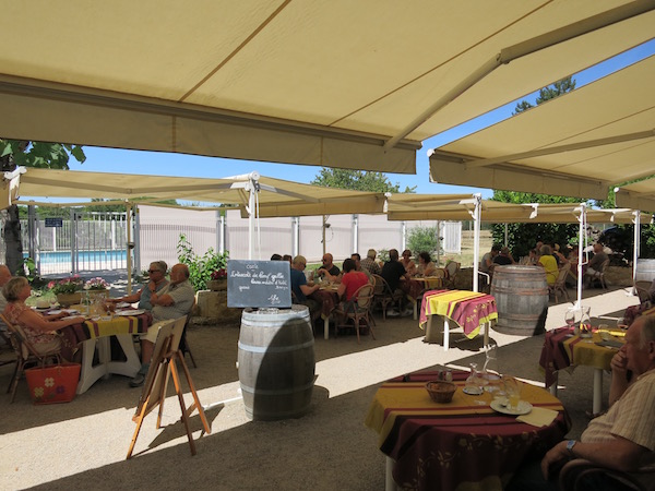 ferme-de-flaran-courtyard-dining