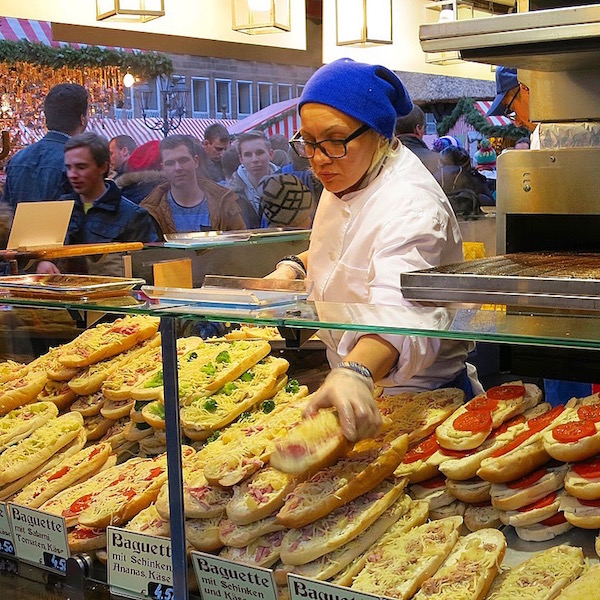 food-vendor-in-nuremberg-christms-market-in-germany