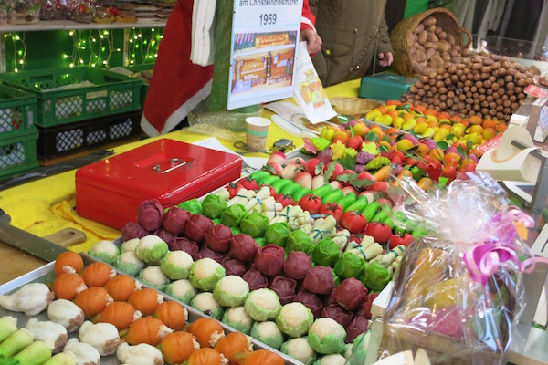 marzipan-veggies-in-nuremberg-christmas-market