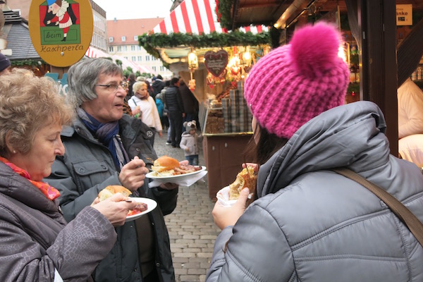 nuremberg-diners-at-the-christmas-market-in-germany