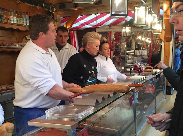 super-long-sausages-in-nuremberg-christmas-market-germany