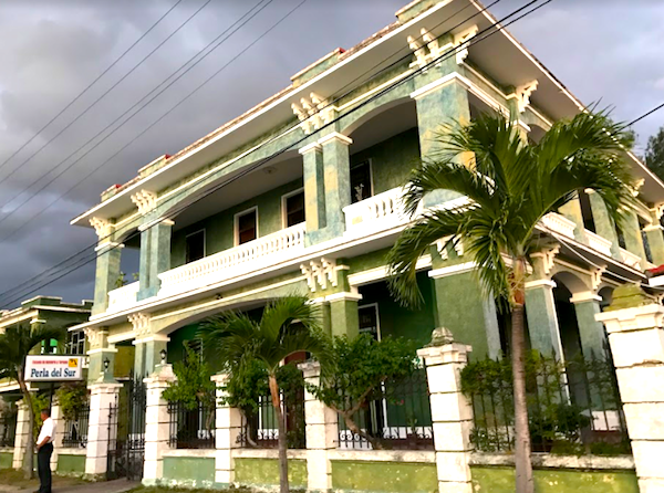 Waterfront Home in Ceinfuegos