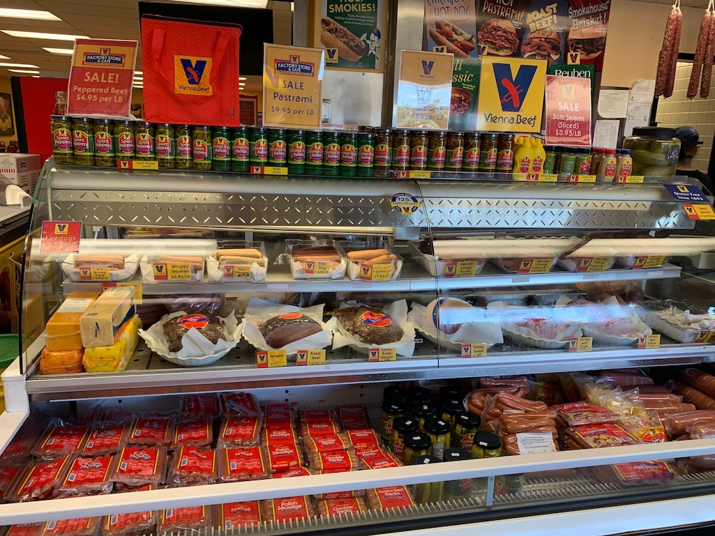 https://foodtravelist.com/wp-content/uploads/2019/09/Vienna-Beef-Store-in-Chicago.jpg