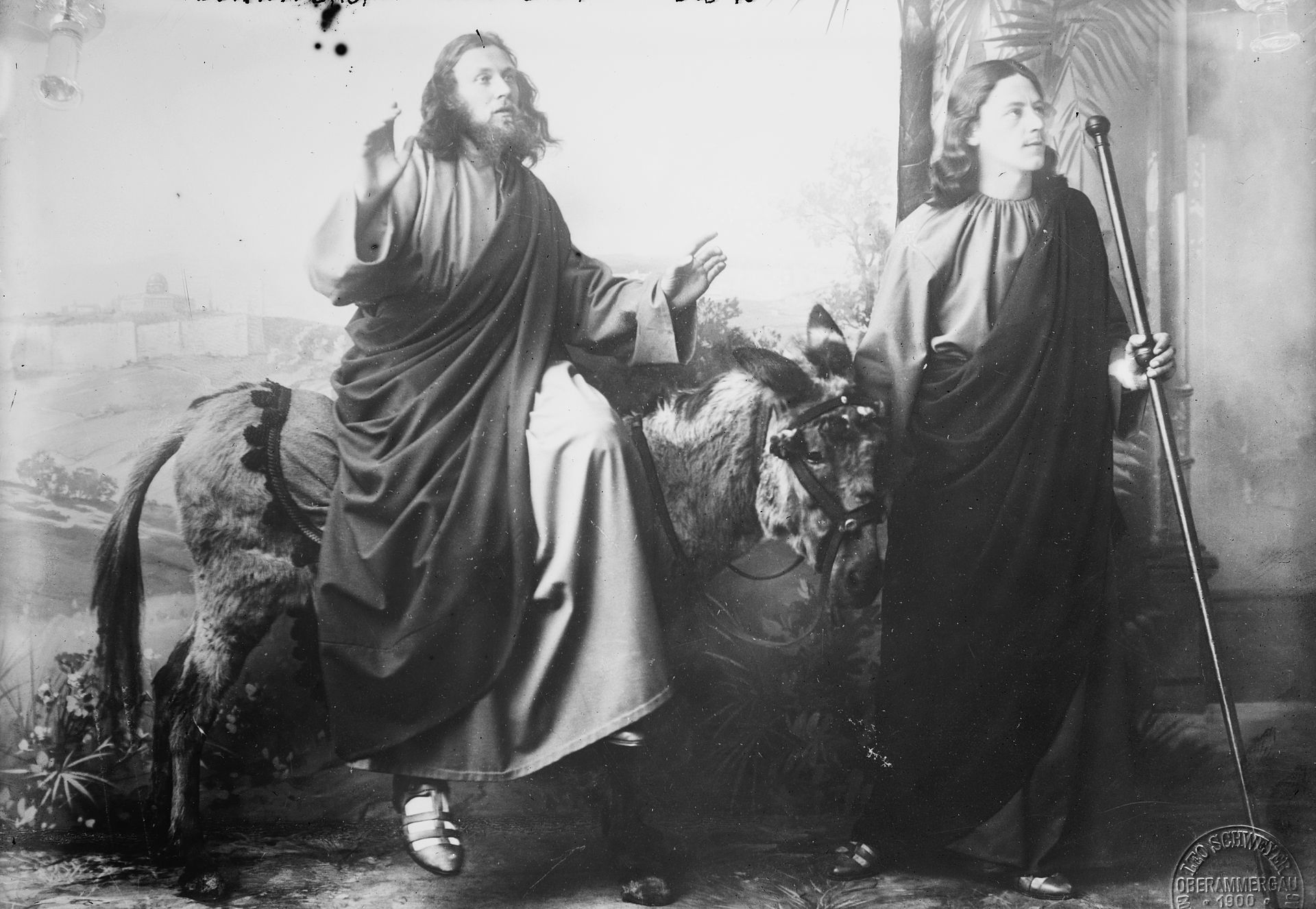 Jesus Christ and John in a 1900 performance of the Oberammergau Passion Play