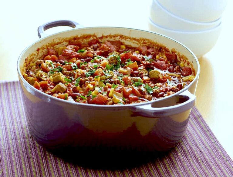 Easy Chili Recipe To Make For Vegetarians Or Carnivores - You Choose!