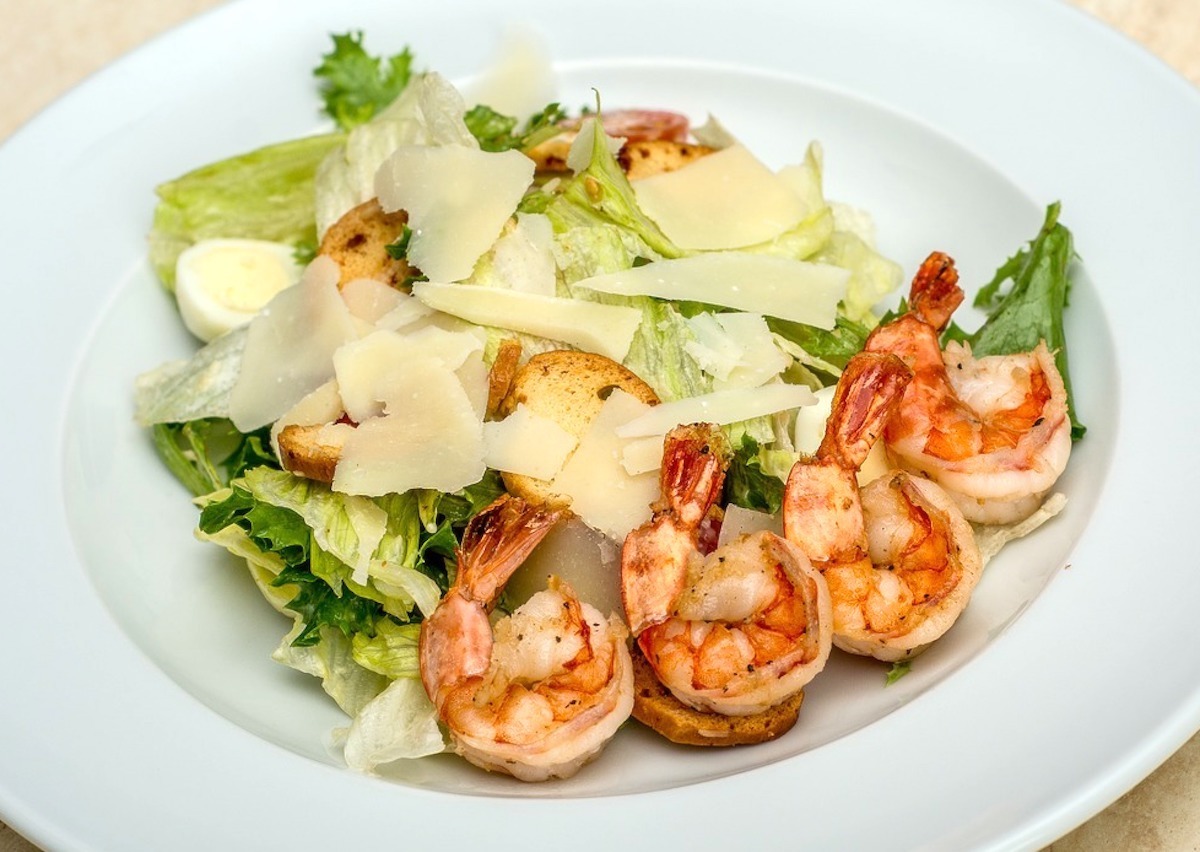 Сколько креветок в цезаре. Shrimp Caesar Salad. Салат с креветками классический.