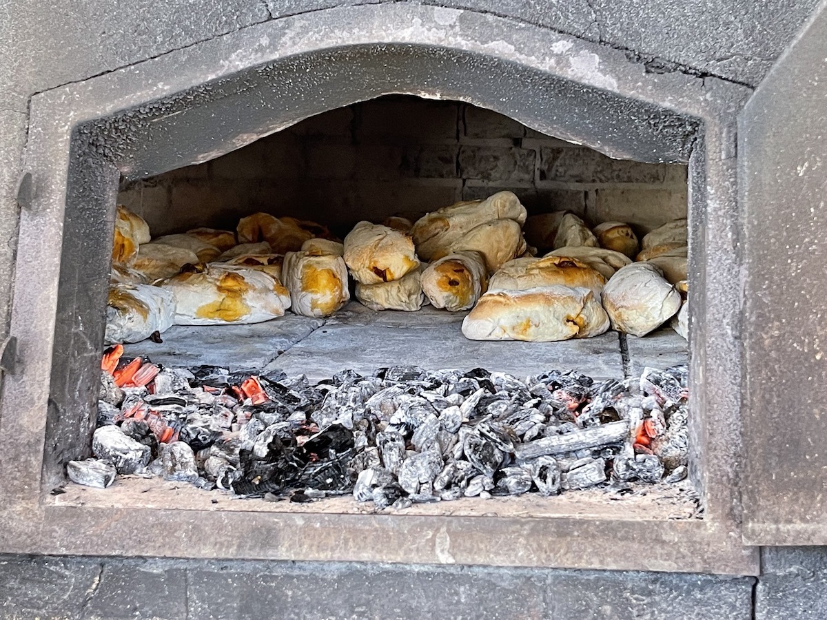 Pao com chourico in the oven.