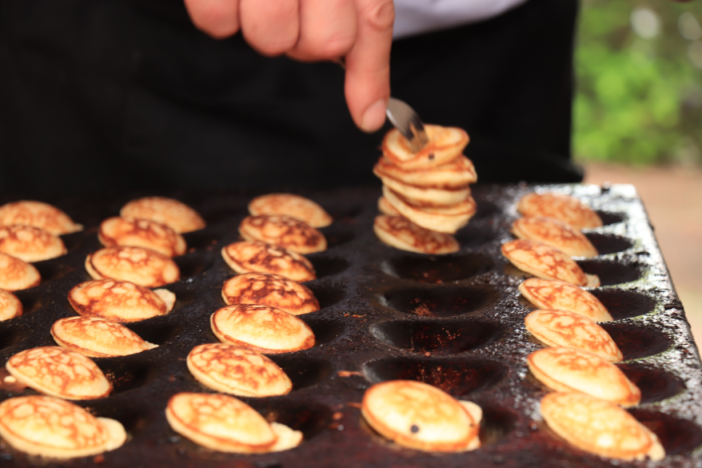 China Cast iron mini pancake poffertjes pan Manufacturer and Supplier